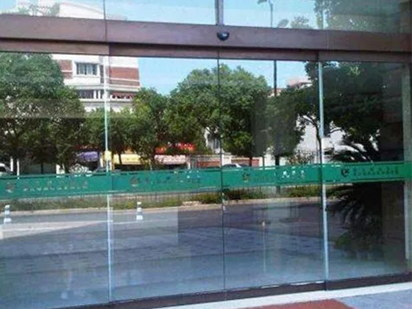 济南玻璃门何以受到关注和重视