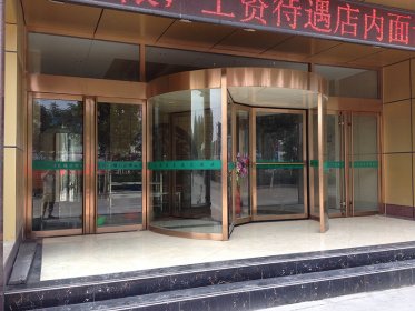 小清河百潮汇商务会所旋转门安装