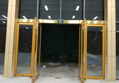 仲宫游乐场办公室肯德基门安装案例